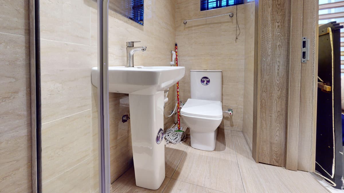 SAN PIETRO clean bathroom